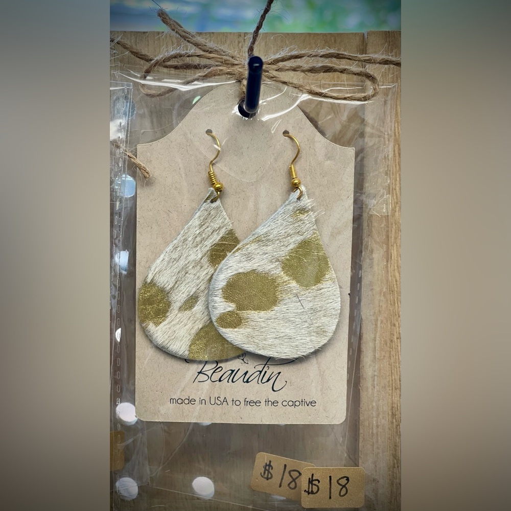 BEAUDIN - Hershey Teardrop Hair on Hide Earrings in Gold & White